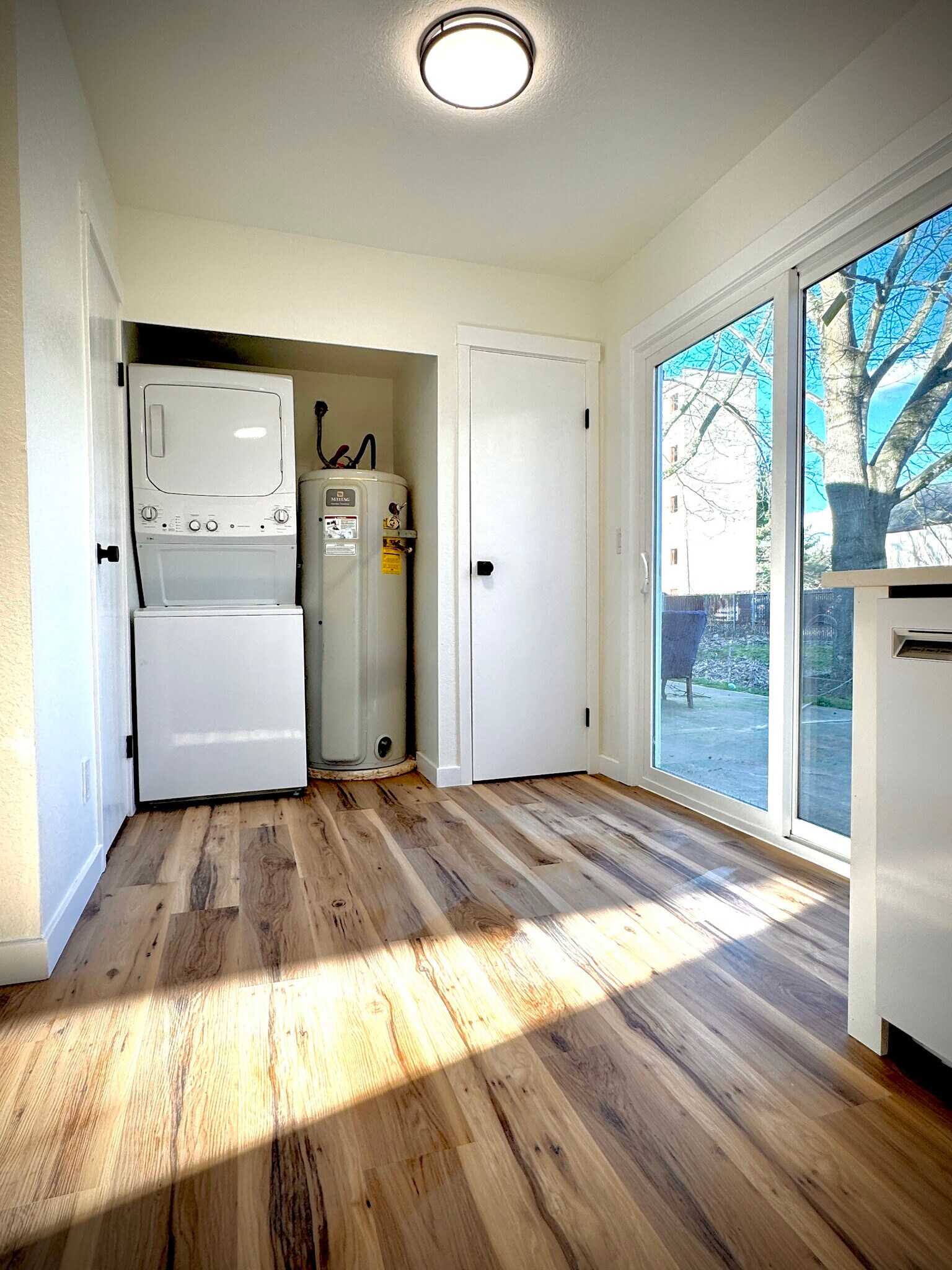 Building Photo - 640 5th Ave S