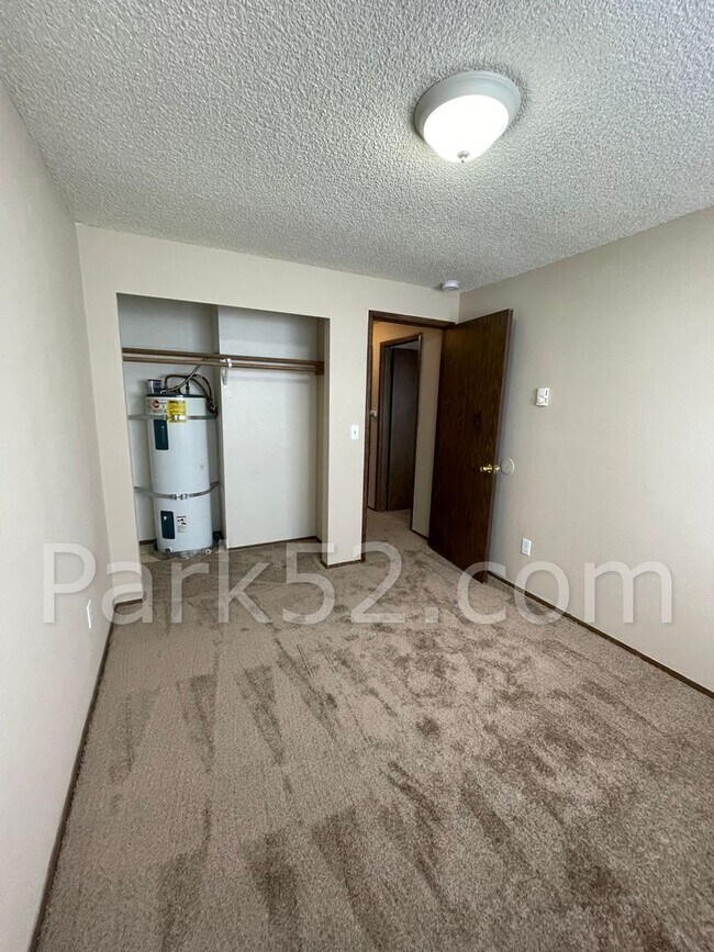 Building Photo - Lower Level 2 Bed 1 Bath Apartment