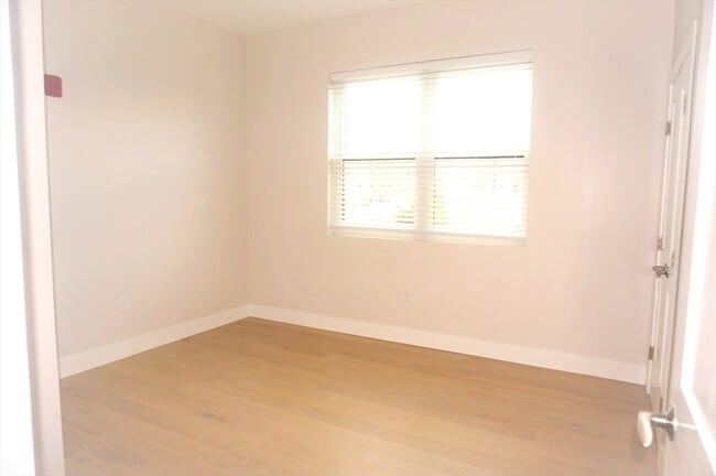 Building Photo - 99 Moody St