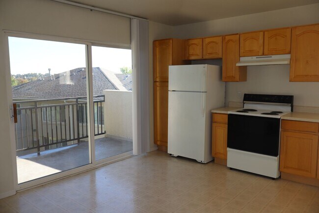 Building Photo - Bright 2 Bed, 2 Bath Condo w/ Garage & Poo...