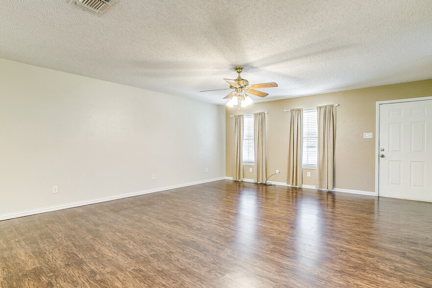 Building Photo - 1104 Sproles Dr