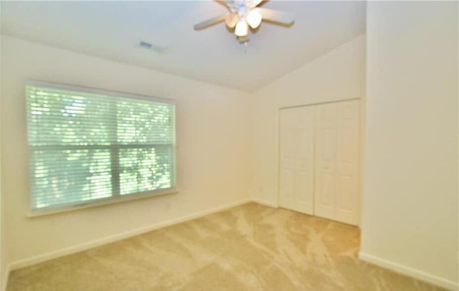 Building Photo - 18 Tannenbaum Circle