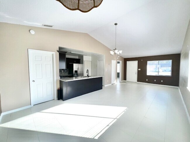 Building Photo - Orlando - 2 Bedroom, 2 Bathroom - $1,945.00