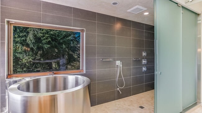 Building Photo - 5bd/5ba Mercer Island Home