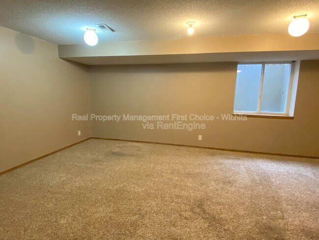 Building Photo - 10802 W Carr Ave