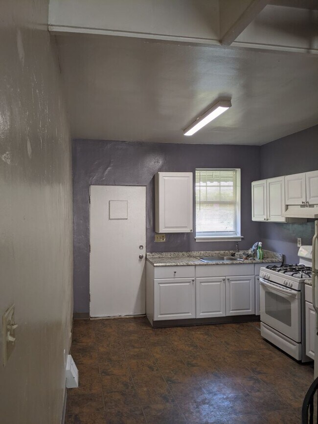 Building Photo - Oakland 2 Bedroom 1 bath house convenient ...