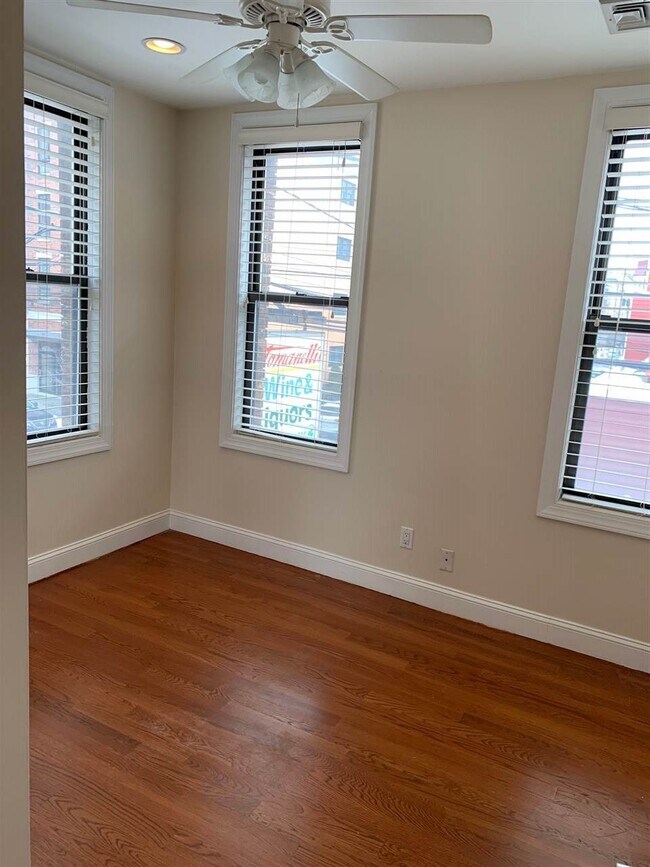Building Photo - 422 Monroe St