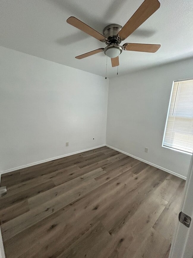 Building Photo - Hard to find 3 bedroom 2 bath apartment central Hanford