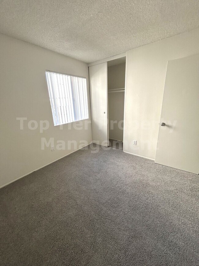 Building Photo - **Updated 4 bed / 2 bath House in Quiet Ne...