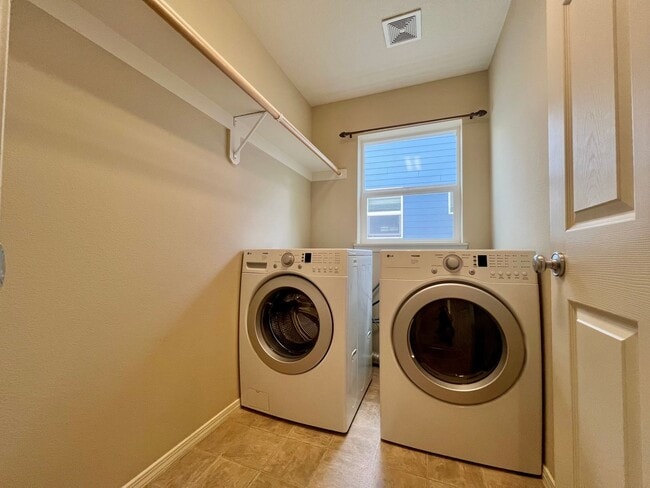 Building Photo - Beautiful 3-Bedroom Home in Hillsboro’s Desirable Arbor Roses Community!