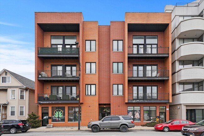Building Photo - 5010 W Lawrence Ave
