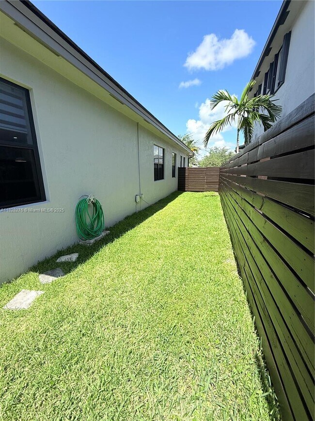 Building Photo - 13651 SW 158th Pl