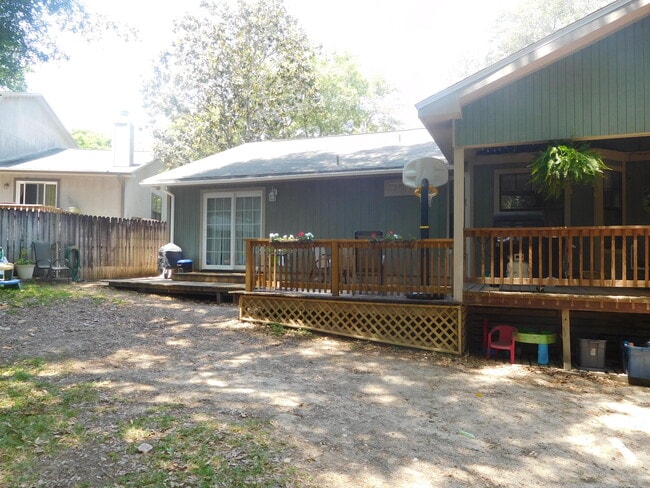 Building Photo - 527 Matthew St