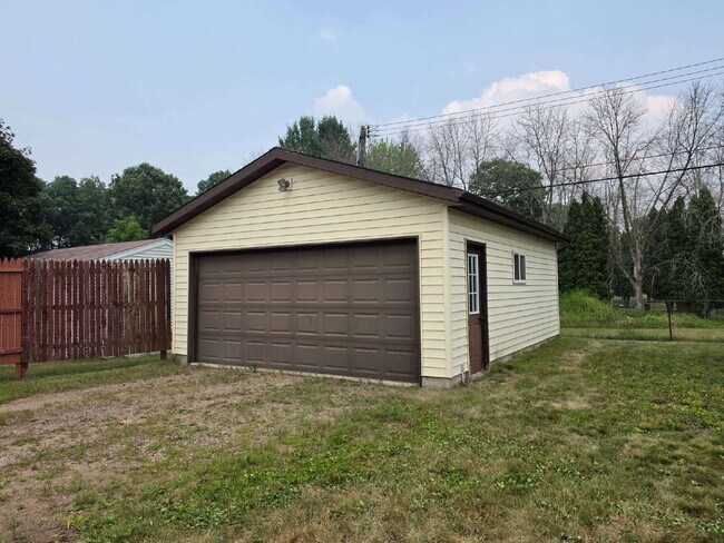 Building Photo - 2 Bedroom, 1 Bathroom Home with Garage Available Now