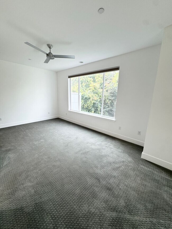 Building Photo - Luxury 3 Bed / 3 Bath Modern Home in Downtown Sacramento – Mansion Flats