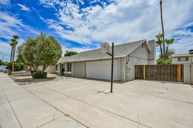 Building Photo - 4 bedroom with Pool !!