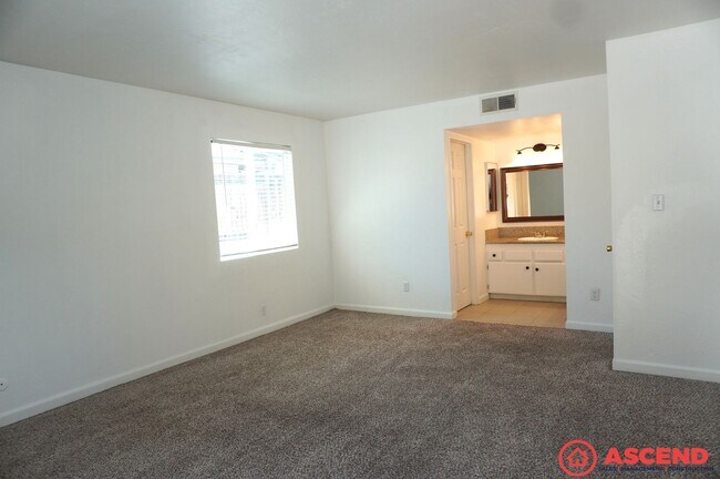 Building Photo - Cozy 3BD/2BA Home in Bakersfield's 93306 — Fully Equipped, Fireplace, Solar & All Pets Welcome!