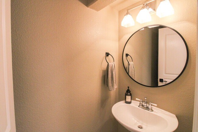 Building Photo - Beautiful 3 Bed, 2.5 Bath Townhome with A/C and 2-Car Garage