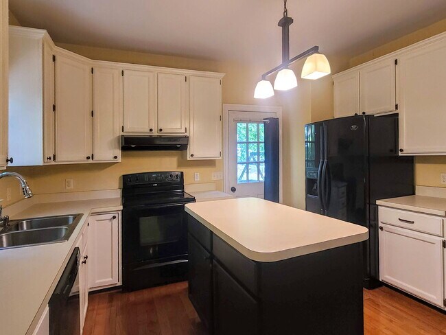 Building Photo - 4 BR, 2.5 BA Colonial with Attached Garage