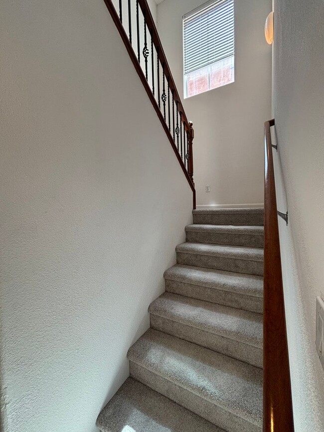 Building Photo - Gorgeous 4 Bed, 3 Bath in Brentwood with S...