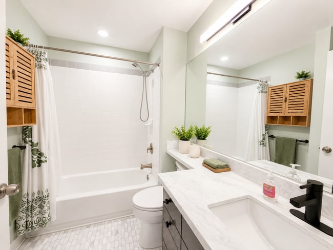 Building Photo - Furnished Pet Friendly 2/2 Central Location