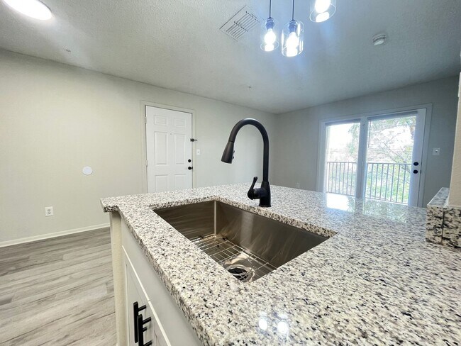 Building Photo - Fully Renovated 1-Bedroom, 1-Bath Condo in...