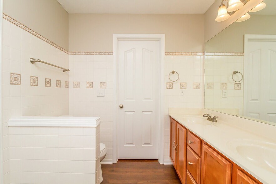 Building Photo - 913 Harvest Grove Dr