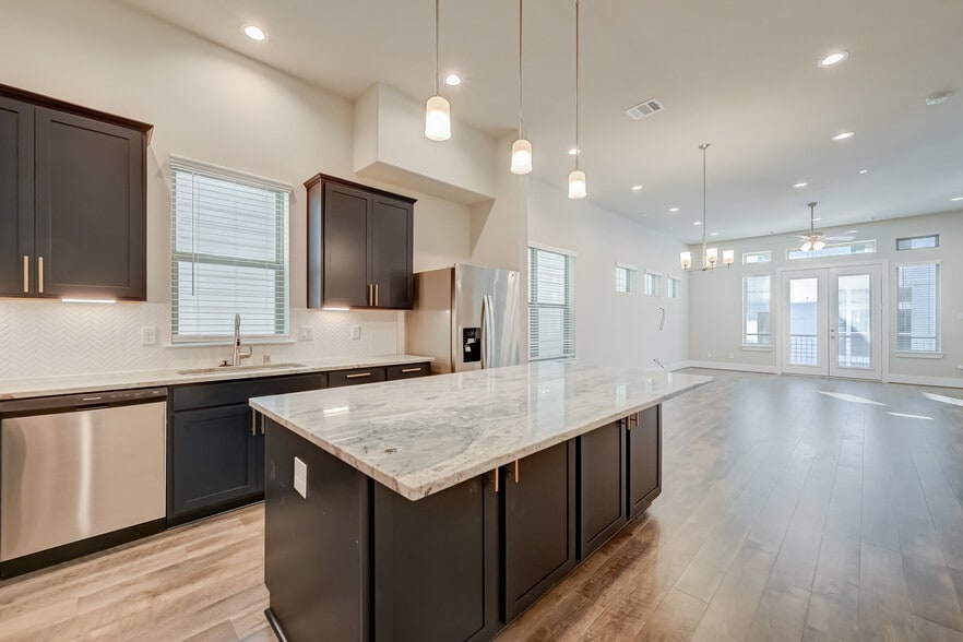 Building Photo - 5838 E Post Oak Ln