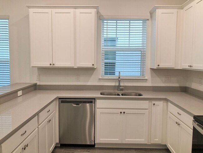 Building Photo - Beautiful 3/2.5 Newly Appointed Home with ...