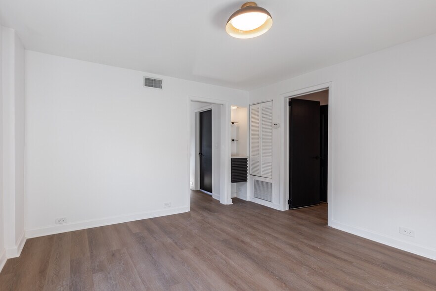 Building Photo - 3138 W Schubert Ave