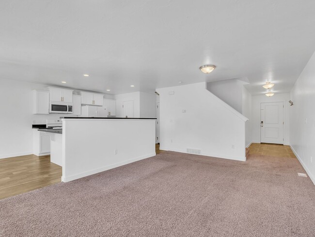 Building Photo - Beautiful 3-bedroom, 2-bath townhome