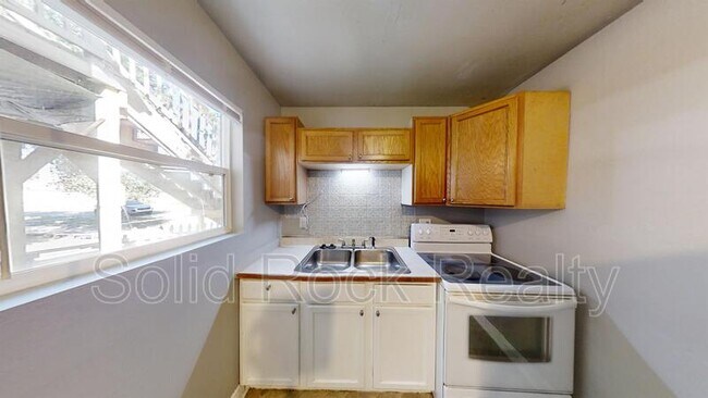 Building Photo - 714 E 3rd St