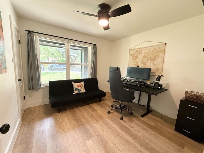 Building Photo - 4404 Sarasota Dr