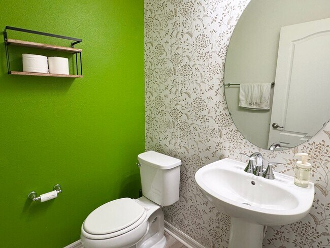 Building Photo - Beautiful 3 bedroom/2.5 bath in NEW Winter...