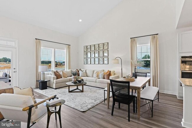 Building Photo - 400 Silver Birch Dr