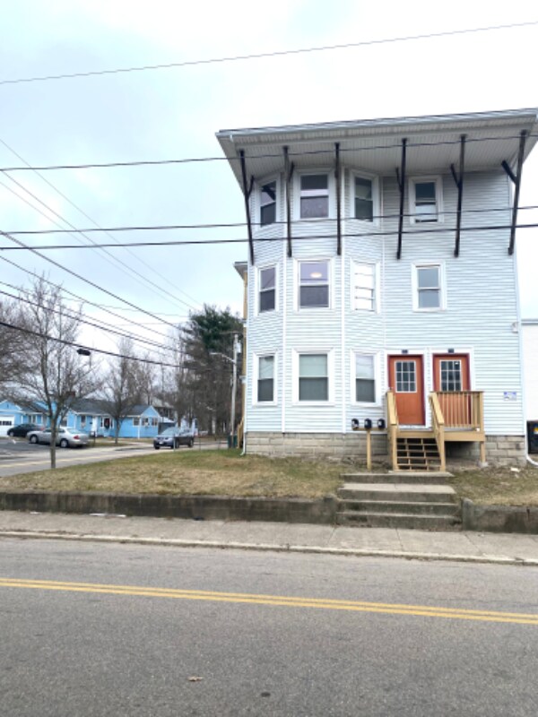 Building Photo - 202 Pine St