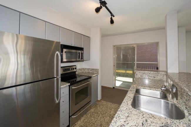 Building Photo - 2 bedroom in Seattle WA 98122