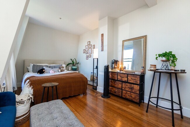 Building Photo - 483 Beacon St