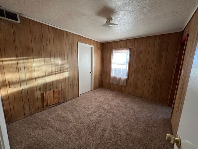 Building Photo - Cozy 3 Bed/1 Bath, With a White Picket Fence