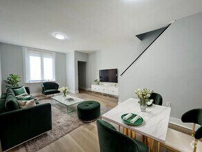 Building Photo - Remodeled 3bd/1 House with Rear yard!! SEC...