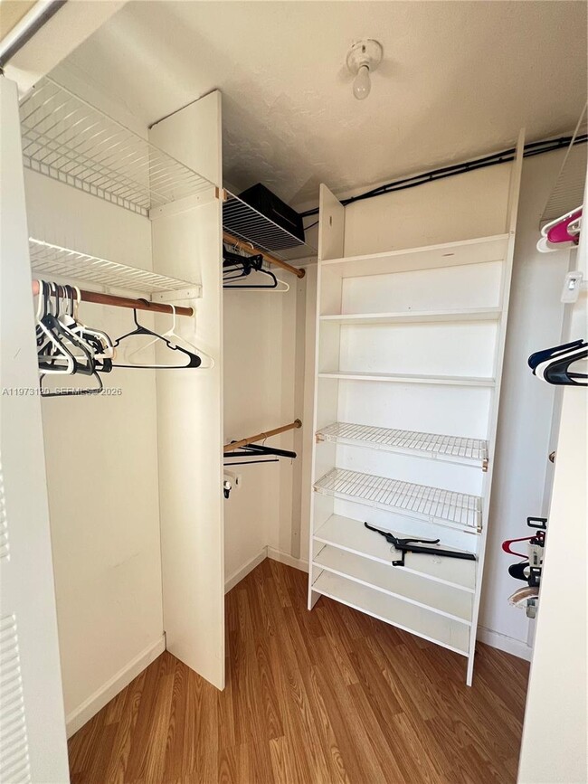 Building Photo - 2851 Somerset Dr