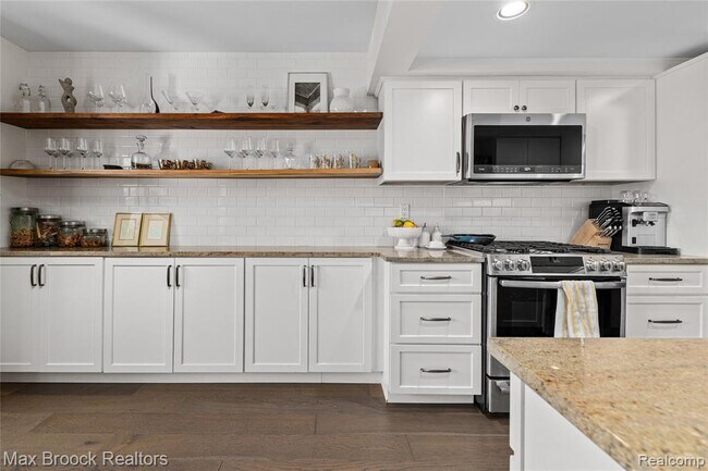 Building Photo - 704 Oakbrook Ridge Dr