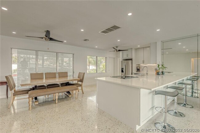 Building Photo - 2717 Yacht Club Blvd