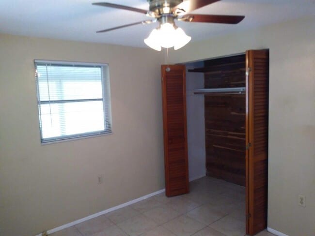 Building Photo - Beautiful 2/1/1 1034 Sq. Ft. with open flo...