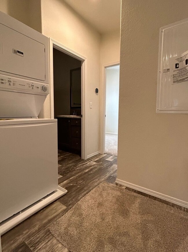 Building Photo - Powers Creek