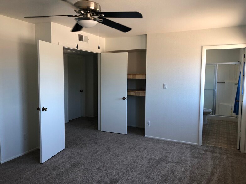 Building Photo - 2715 S Cottonwood