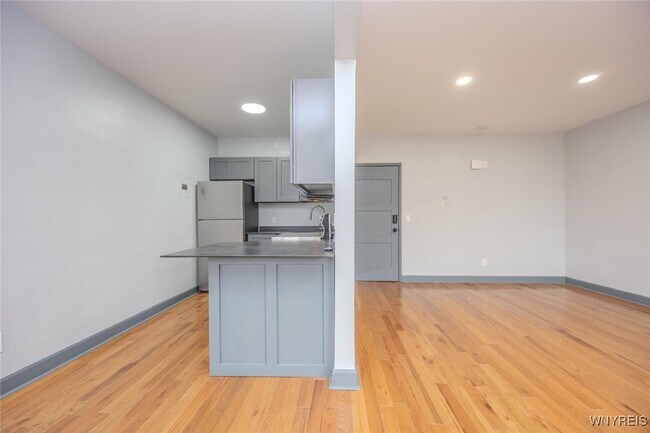 Building Photo - 530 Main St