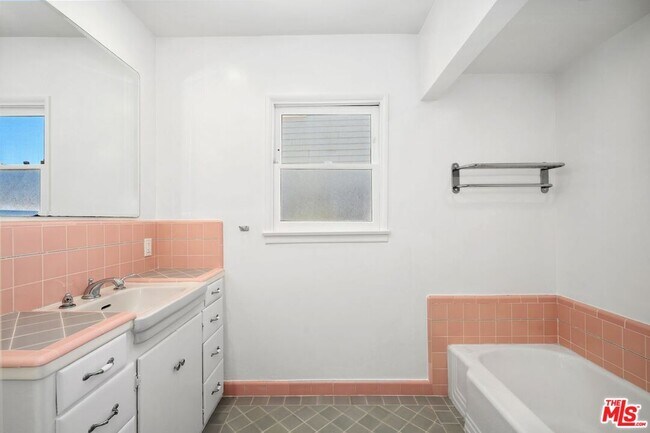 Building Photo - 513 Arbramar Ave