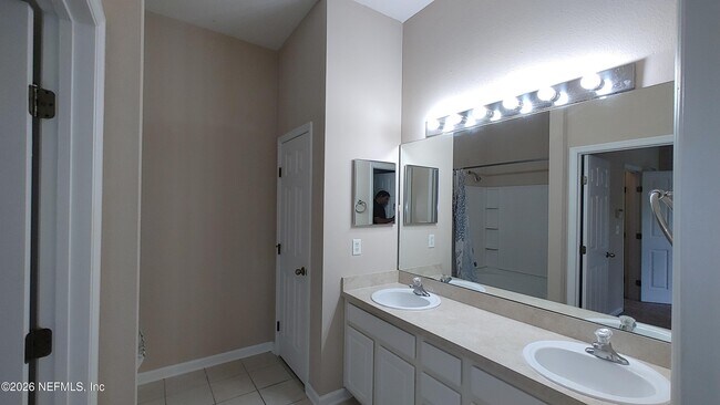Building Photo - 5976 Pavilion Dr