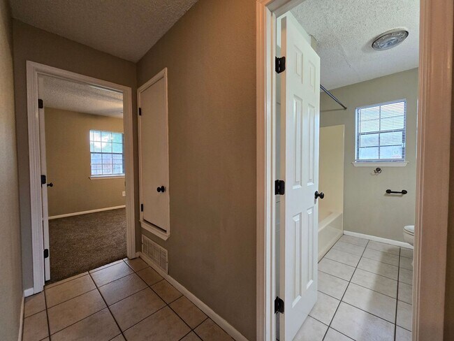 Building Photo - 1710 Joy Dr